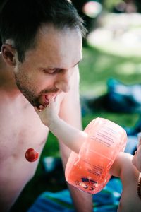 Sommerbilder am See - Papa und Tochter beim Picknick