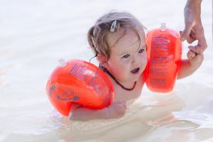 Sommershooting am Wörthsee , Kleinkind mit Schwimmflügeln