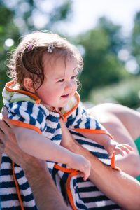 Kleine Wasserratte wird abgetrocknet