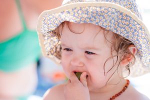 Sommerfoto - Kleinkind beim Picknick