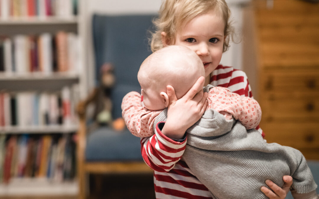 Neugeborenen Fotos mit großer Schwester