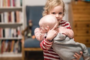 Neugeborenen Fotos mit großer Schwester