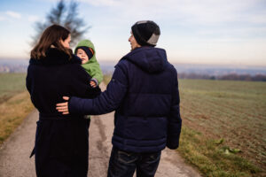 Familie mit Kind beim Winterspaziergang